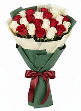 Букет Микс из красных и белых роз в Тимшино