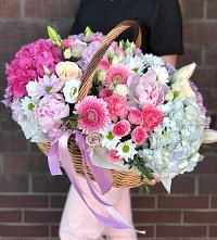 Композиция солнечный день в Тимшино Цветочная композиция из Розы, Хризантемы, Пионы и Лизиантусы в корзине в Тимшино