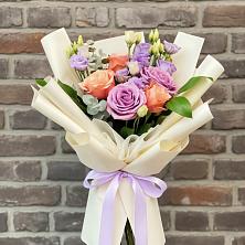 Букет цветов из:  Лизиантусы и Розы в Тимшино