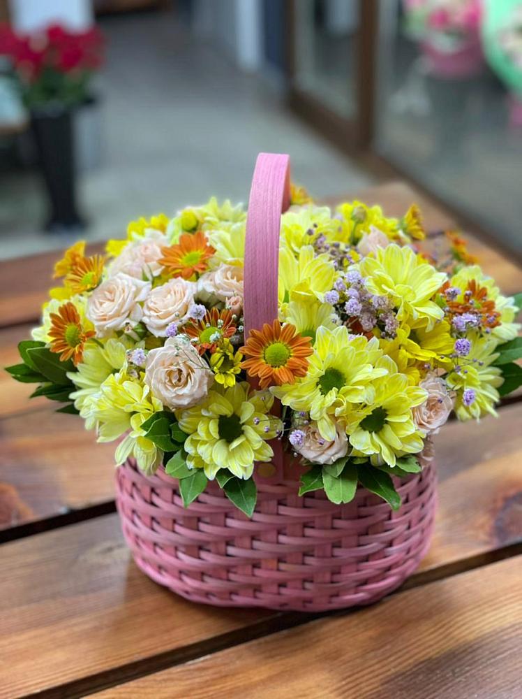 Цветочная композиция из Хризантемы и Розы в корзине в Тимшино