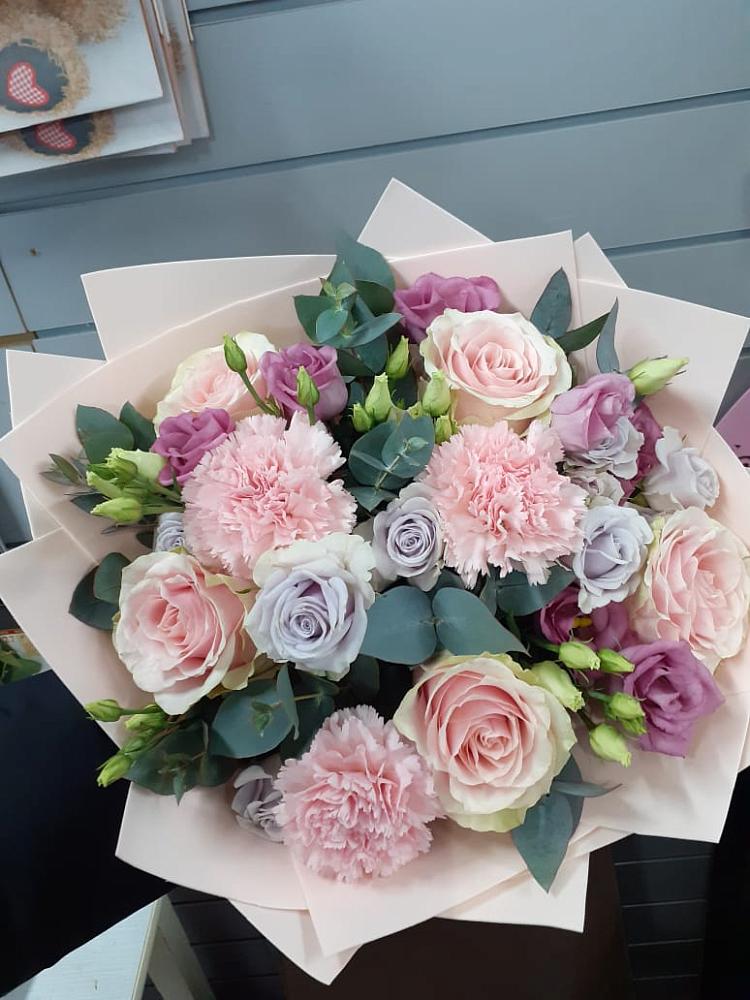 Букет цветов из: Розы, Гвоздики и Лизиантусы в Тимшино